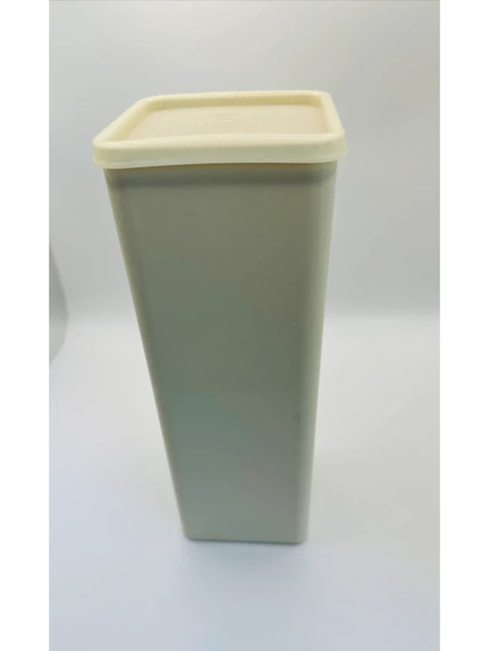 Vintage Tupperware cracker keeper 1696–2 container 9 ½” Tall square w lid